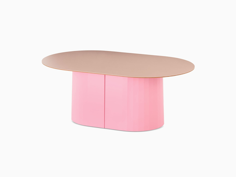 Vista en ángulo frontal de una mesa de café Tun con base metálica en rosa pálido y superficie Forbo en rosa pálido.