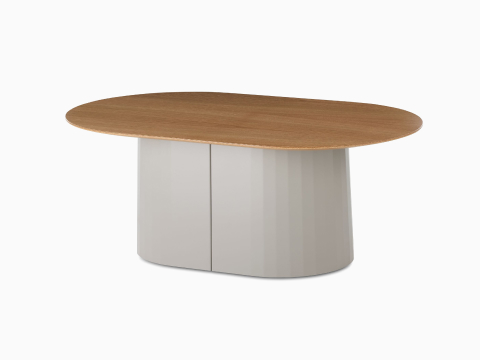 Vista en ángulo frontal de una mesa de café Tun con base metálica en gris piedra y superficie de chapa de madera de roble.