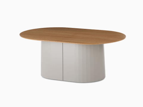 Vista en ángulo frontal de una mesa de café Tun con base metálica en gris piedra y superficie de chapa de madera de roble. Vista en ángulo frontal de una mesa de café Tun con base metálica en gris piedra y superficie de chapa de madera de roble.