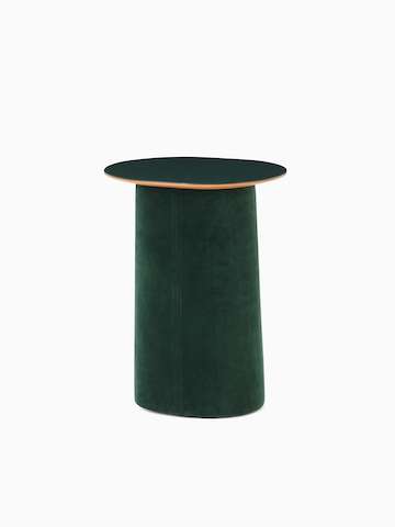 Vista en ángulo frontal de una mesa auxiliar Tun con base tapizada en verde oscuro y superficie Forbo en verde oscuro.
