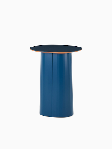 Vista frontale angolare di un tavolo d’appoggio Tun con base in metallo blu scuro e piano Forbo blu scuro.