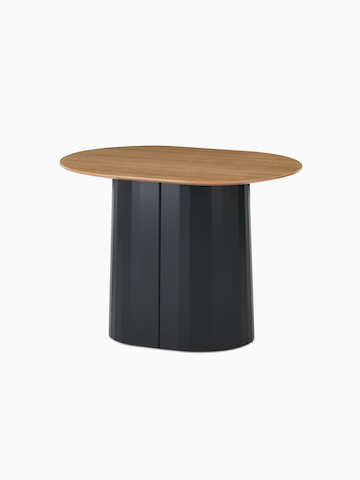 Vista en ángulo frontal de una mesa auxiliar baja Tun con base metálica en gris negro y superficie en chapa de madera de nogal.