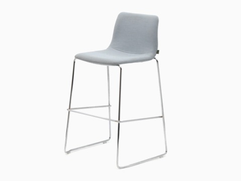 Een NaughtOne Viv-kruk met een witte zitting en lichtblauw, lineair patroon en oranje metalen onderstel, gezien vanuit een hoek. Een NaughtOne Viv-kruk met een witte zitting en lichtblauw, lineair patroon en oranje metalen onderstel, gezien vanuit een hoek.