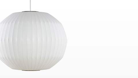 Vue rapprochée de la lampe suspendue Nelson Angled Sphere Bubble Pendant.