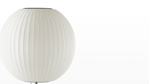 Gros plan de l’abat-jour blanc d'une lampe de table Nelson Ball Lotus.