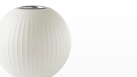 Close-up van de witte kap op een Nelson Ball statieflamp. Close-up van de witte kap op een Nelson Ball statieflamp.