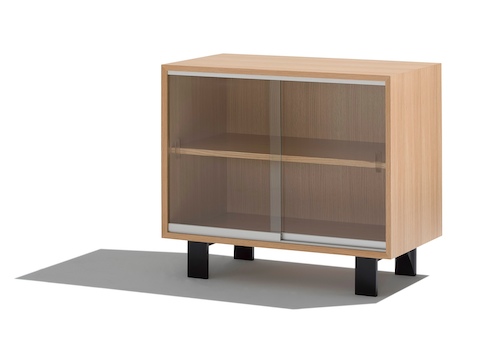 Un módulo de almacenamiento Nelson Basic Cabinet Series con un estante y puertas corredizas de vidrio.
