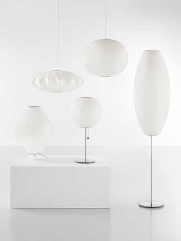 Cinco Nelson Bubble Lamps, incluidos los modelos Pendant, Tripod, Table y Floor.