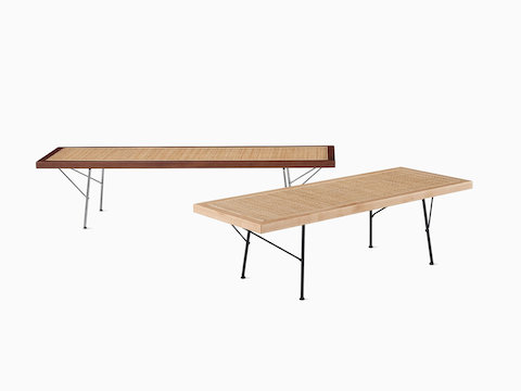 胡桃木框架的Nelson藤编长凳前有另一张枫木框架的Nelson藤编长凳。