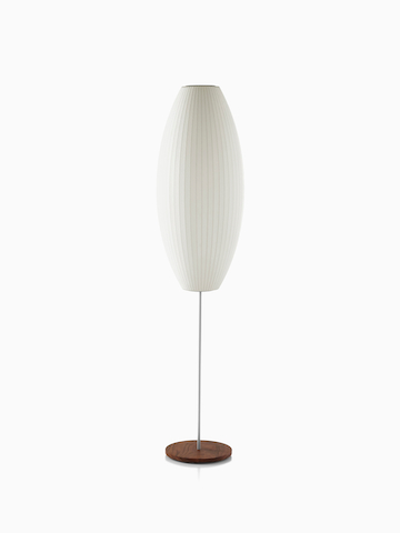 Uma luminária branca Nelson de lótus charuto com uma grande sombra e uma base de aço coberta de nogueira.