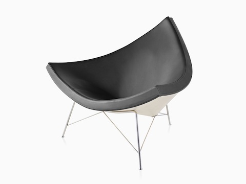 Uma cadeira Nelson Coconut Lounge de couro preto, vista de um ângulo de 45 graus.