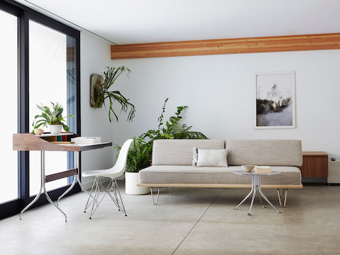 居家风格的多功能室里布置着一张浅灰色的Nelson坐卧两用沙发和Nelson Swag Leg办公桌。