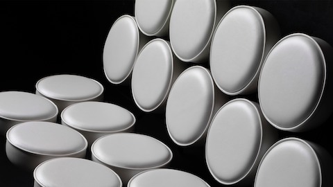 Uma visão angular de um sofá de couro branco Nelson Marshmallow, mostrando como as almofadas redondas parecem flutuar. Uma visão angular de um sofá de couro branco Nelson Marshmallow, mostrando como as almofadas redondas parecem flutuar.