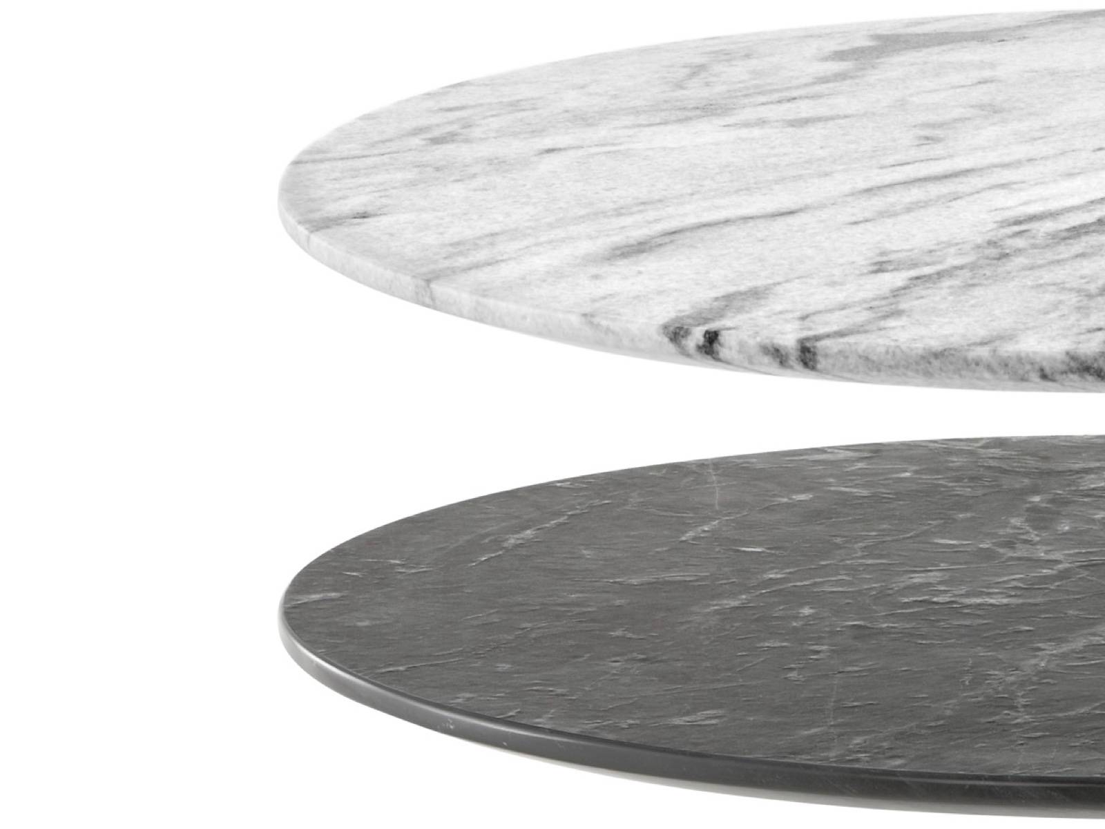 Vista cercana de dos tapas de piedra disponibles con mesas de exterior Nelson Pedestal, una blanca y otra negra. Vista cercana de dos tapas de piedra disponibles con mesas de exterior Nelson Pedestal, una blanca y otra negra.