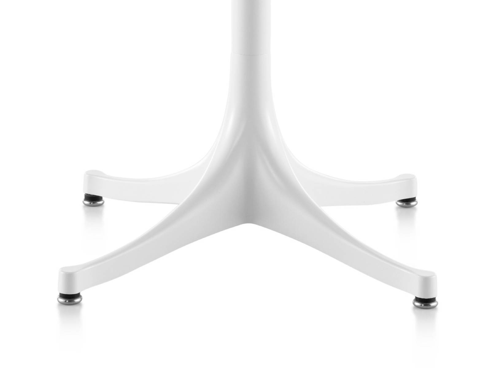Vista cercana de la base distintiva de la mesa al aire libre Nelson Pedestal, que se muestra con un acabado blanco.