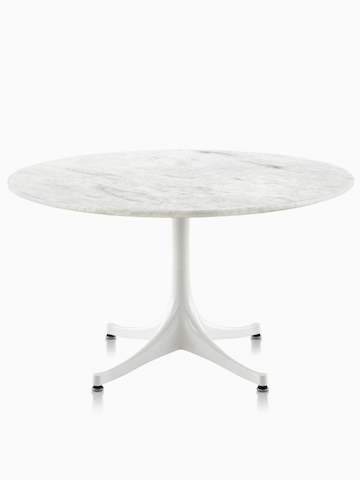 Uma mesa ao ar livre redonda do suporte de Nelson com uma parte superior de pedra branca. Selecione para ir para a página do produto Nelson Pedestal Table Outdoor.