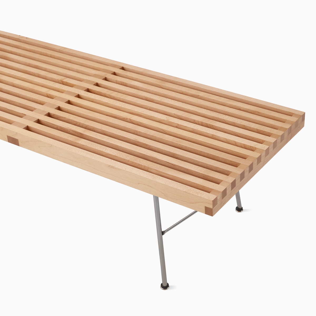 Primer plano en detalle del benching con plataforma Nelson, donde se resaltan los listones de madera maciza.
