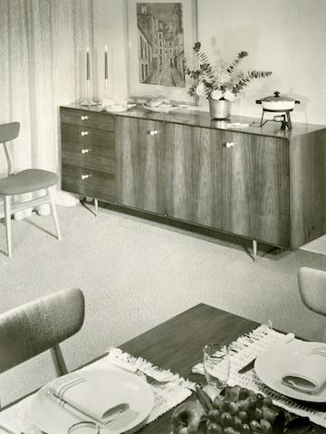 Una foto vintage de la década de 1950 que muestra un ejemplo temprano de una combinación de cofre y gabinete Nelson Thin Edge. Una foto vintage de la década de 1950 que muestra un ejemplo temprano de una combinación de cofre y gabinete Nelson Thin Edge.