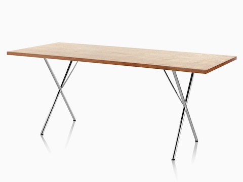 Nelson X-Legテーブルは、45度の角度から見た明るい単板の上端とクロムの脚を備えています。