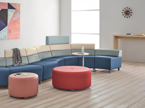 A waiting area with Nemschoff Steps Lounge System in a serpentine configuration with two ottomans and a side table.