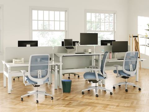 Nevi Link zit-sta rug-aan-rug bureauconfiguraties in wit met grijskleurige stoffen schermen, Lima-monitorarmen en -schermen, Oripura-laptopstandaard en Verus-stoelen.