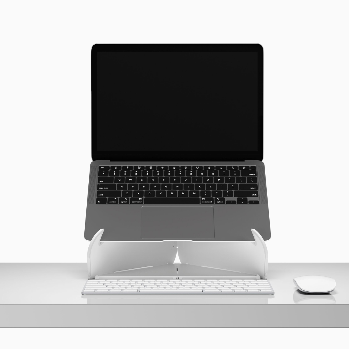 Een opengeklapte laptop op ooghoogte op een Oripura-laptopstandaard geplaatst op een bureau met werkinstrumenten.