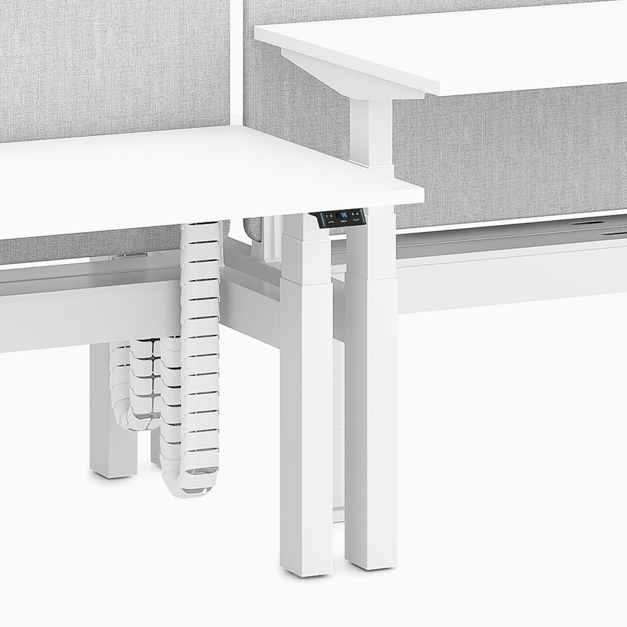 Configuration Nevi Link Sit-Stand à quatre bureaux dos à dos, coloris blanc, avec écrans en tissu gris et deux bureaux réglés à hauteur debout.