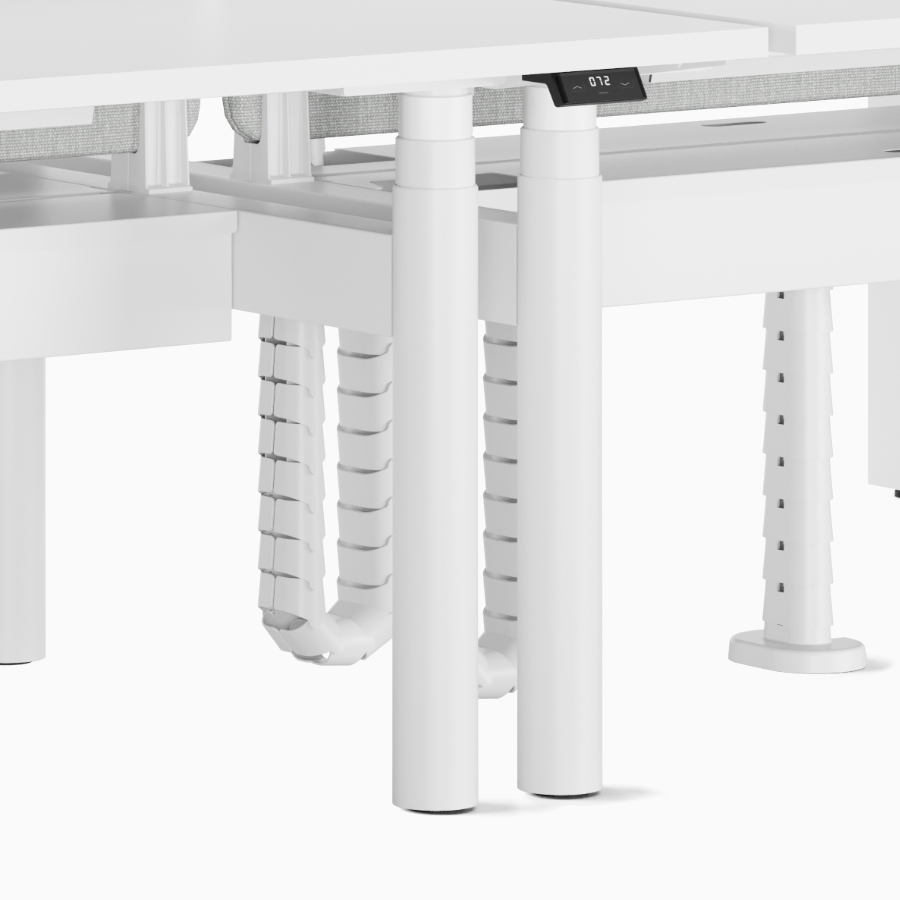 Nevi Link à pieds ronds, en configuration de quatre bureaux dos à dos avec écrans Bound.