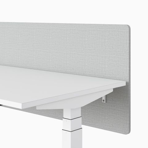 Eine Nahaufnahme einer Trennwand auf einem Nevi Sitz-Steh-Schreibtisch.