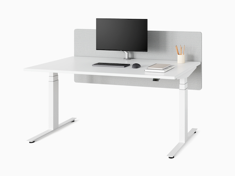 Een wit Nevi Sit-Stand Desk met een grijs privacyscherm, in zithoogtepositie.