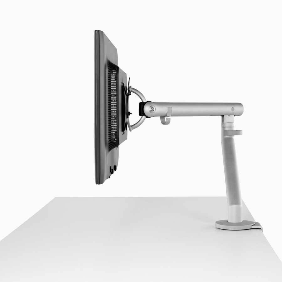 Een computermonitor ondersteund door een zilveren Flo monitorarm.