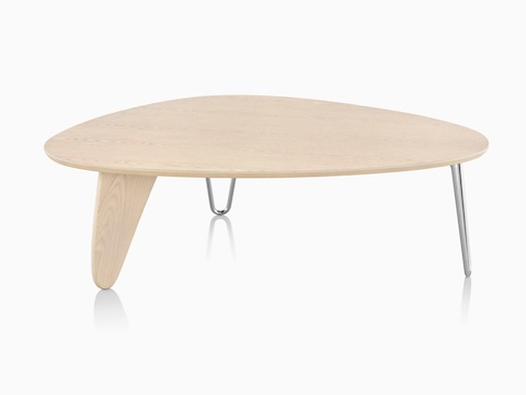 Uma mesa Roguchi Rudder com acabamento em cinza branco.
