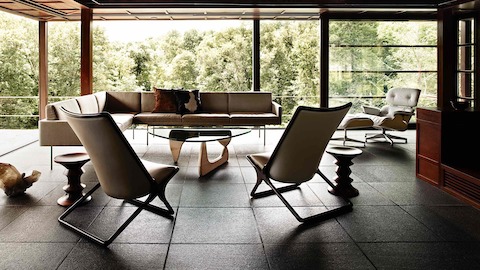 Una mesa Noguchi con base en fresno blanco como anclaje de un esquema residencial lleno de piezas modernas de mediados de siglo.