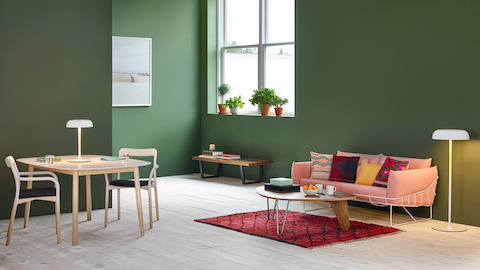 Configuração residencial com mesa e luminárias de sofá Ode, juntamente com mesa Noguchi Rudder e sofá Wireframe na cor salmão.