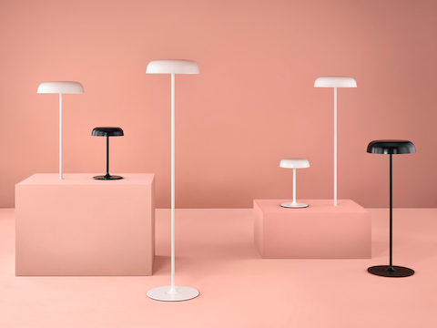 Cuatro lámparas Ode de color blanco y dos lámparas Ode de color negro, se incluyen modelos para mesa, sofá, de pie, y con superficie integrada.