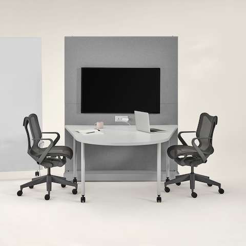 Agile Wall OE1 cinza com Mesa de junção OE1 cinza, Mobile Easel OE1 cinza e quadro branco e cadeiras Cosm cinza-escuro.