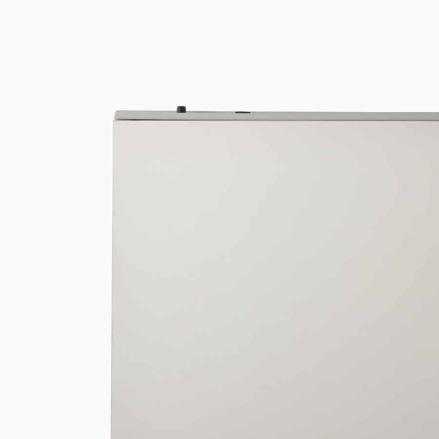 Imagem aproximada do canto superior de uma Agile Wall OE1 cinza com peça superior em laminado cinza-claro.