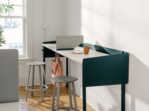 Blue single sided OE1 Communal Table with light brown surface, OE1 Boundary Screen and two grey Revolver Stools.