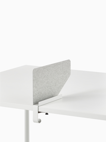 Pantalla límite OE1 en gris con forro sobre una mesa rectangular OE1 en blanco, vista desde un ángulo.