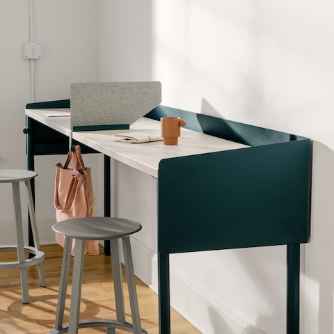 Blue single sided OE1 Communal Table with light brown surface, OE1 Boundary Screen and two grey Revolver Stools.