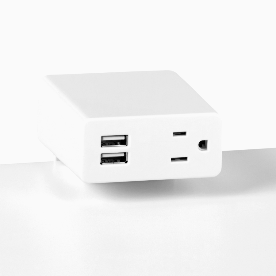 Imagen en primer plano de Logic Mini montado sobre una superficie en blanco con dos puertos USB y un receptáculo simple.