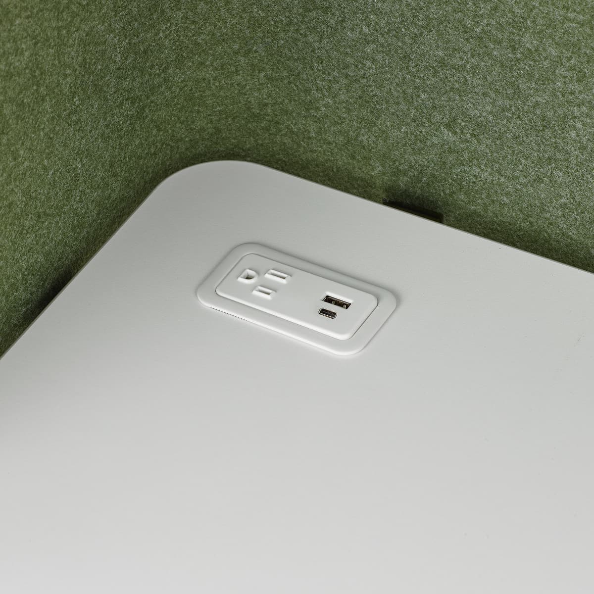 Imagen en primer plano de un Logic Mini en blanco con un receptáculo simple, un puerto USB-C y puerto USB-A.