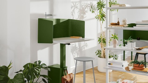 Um único Micro Pack OE1 verde com uma Agile Wall OE1 cinza com prateleiras completas e um Nook OE1 verde ao fundo.