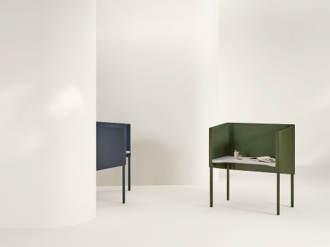 Um Nook OE1 azul e um verde, com superfícies brancas, vistos lateralmente e em ângulo. Um Nook OE1 azul e um verde, com superfícies brancas, vistos lateralmente e em ângulo.