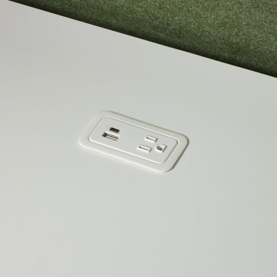 Imagen en primer plano de un Logic Mini en blanco con un receptáculo simple, un puerto USB-C y puerto USB-A.