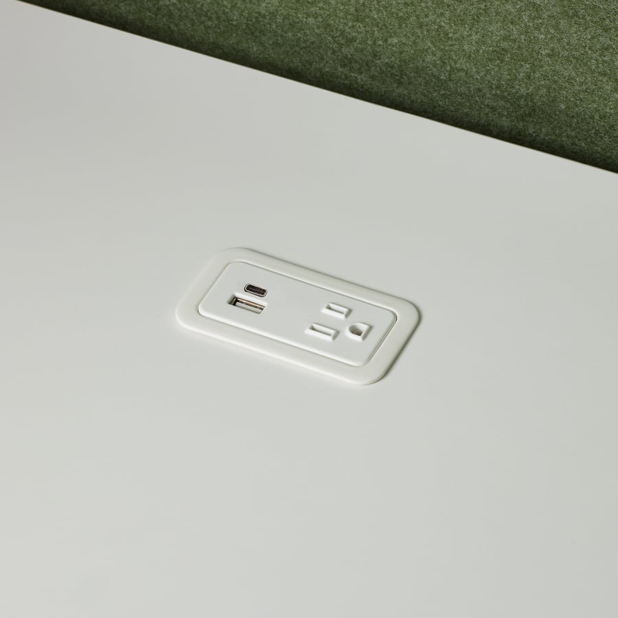 Imagem aproximada de um Logic Mini branco com um receptáculo Simplex, uma porta USB-C e uma porta USB-A.