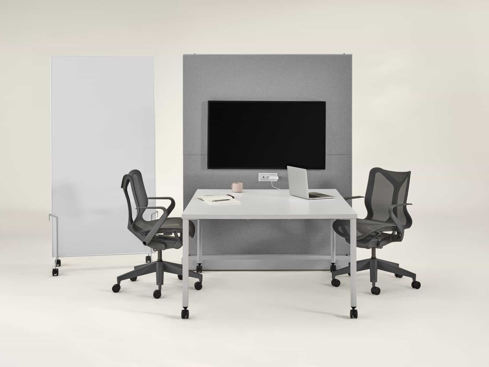 Agile Wall OE1 cinza com Mesa de projetos OE1 cinza, Mobile Easel OE1 cinza e quadro branco e cadeiras Cosm cinza-escuro.