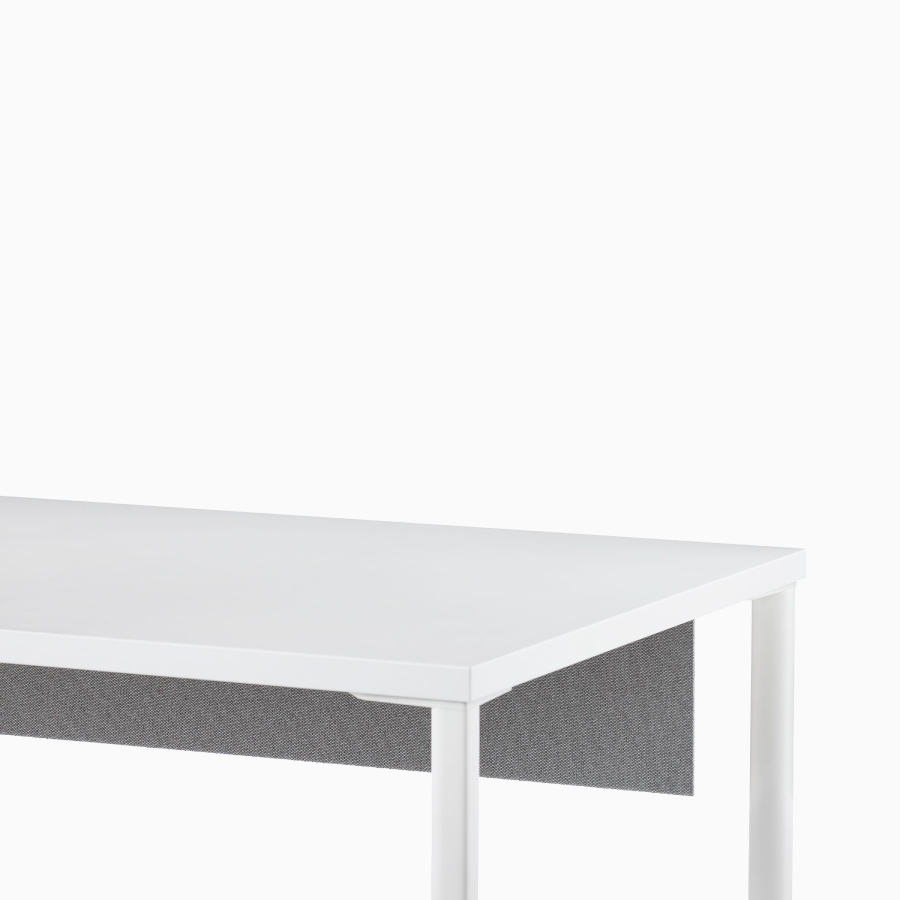 Una mesa rectangular OE1 en blanco con un panel modesty en tela sujetable a superficies en gris oscuro.