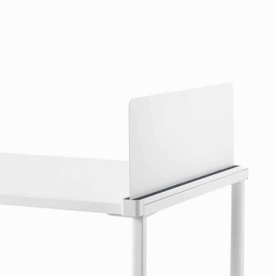 Primer plano de una mesa rectangular OE1 en blanco con pantalla Ubi Slim en blanco.