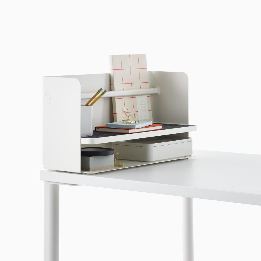 Primer plano de una mesa rectangular OE1 en blanco con organizador Ubi en blanco.